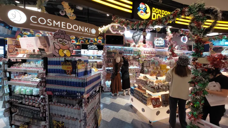 「DON DON DONKI高雄大立店」占地900坪是台灣各店面積最大。凃建豐攝