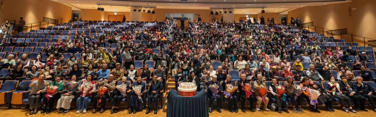 《草山春暉》製作20年粉絲感恩會大合照。大愛提供