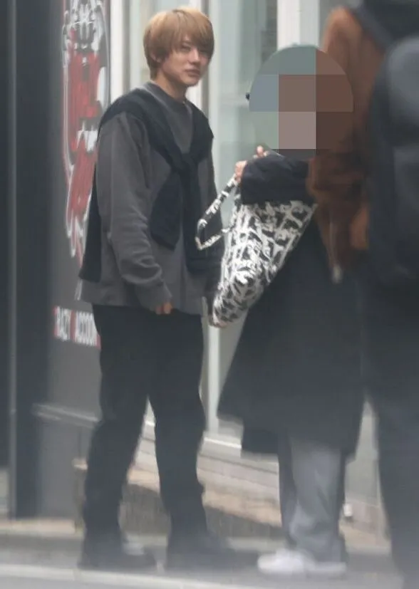 櫻井海音本月中旬在街頭拍戲，據傳在拍攝《我推的孩子》。翻攝《週刊女性》