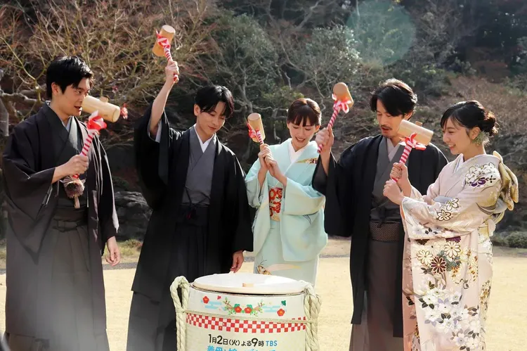 演員們進行「鏡開」儀式祈福，用木槌敲開酒樽。左起井之脇海、佐藤健、綾瀨遙、竹野內豐、上白石萌歌。翻攝thetv.jp