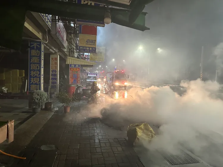 警消到場灌救。讀者提供