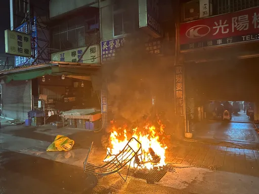 驚險片｜拾荒老騎士挨撞摔車冒火球　駕駛肇逃6小時後到案