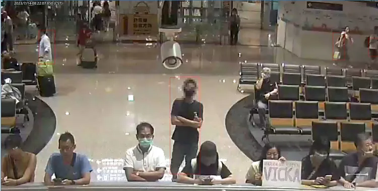 嫌犯在機場相互監控。航警局提供