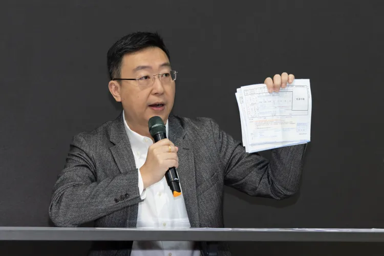 陳世凱拿出匯款證明。賴清德競辦提供