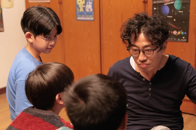 馬念先（右）在劇中為兒子策劃一場聖誕夜驚喜。公視台語台提供