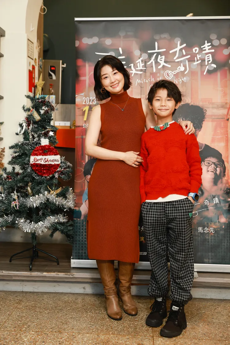 為培養母子感情，朱芷瑩（左）私下找洪君昊逛夜市建立默契。公視台語台提供