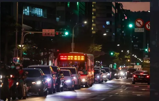 柯文哲喊內湖交通沒救!蔣萬安:有救!我沒他聰明但會溝通「光批評沒用」