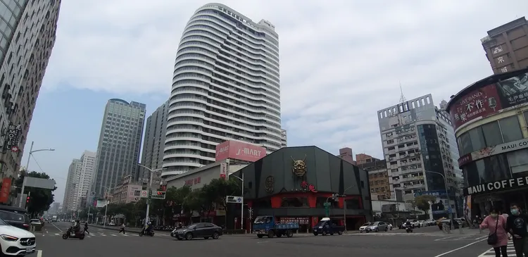 今年房市呈現上冷下溫，交易量成長跟景氣面提升有關！資料照片