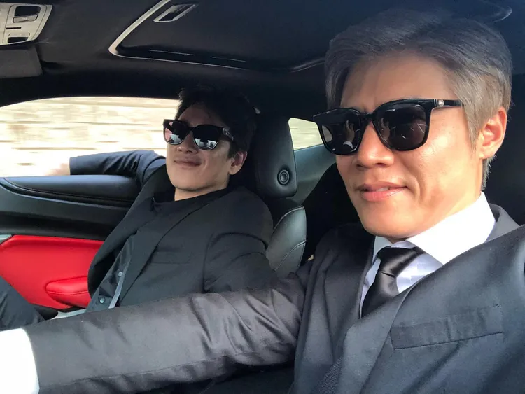 朴呼山（右）在《我的大叔》演李善均的大哥。翻攝朴呼山IG