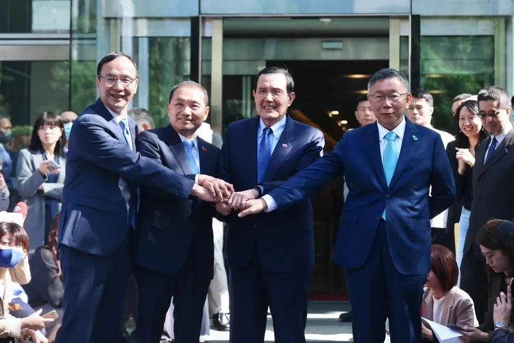 藍白多次協商未果，馬英九擔任見證人後，藍白協商雖同意比民調，最終仍破局。資料照片