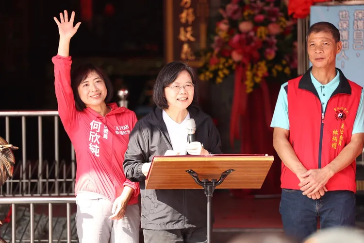 蔡英文稱讚何欣純是全國得票最高的立委。何欣純服務處提供