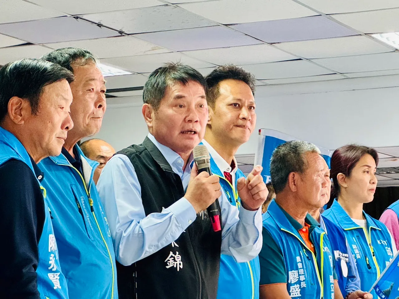 無黨籍的苗栗縣長鍾東錦,力挺邱鎮軍參選立委。邱鎮軍服務處提供