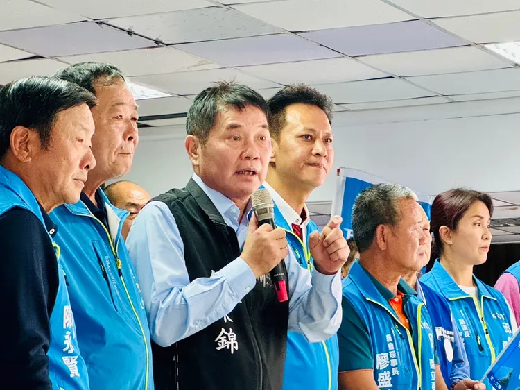 無黨籍的苗栗縣長鍾東錦，力挺邱鎮軍參選立委。邱鎮軍服務處提供