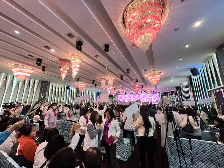 熱情地方媽媽像是在追星。潘袁詩羽攝