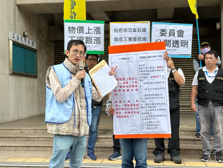 勞團呼籲，「最低工資法」應明訂，最低工資調幅不可低於消費者物價指數（CPI）年增率。王良博攝
