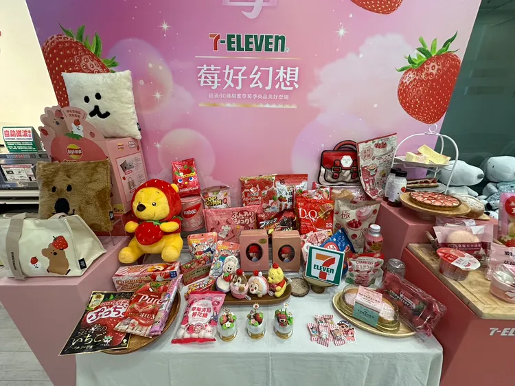 統一超商推出爆餡草莓羅馬生乳包及會噴汁的當季新鮮草莓。陳怡文攝