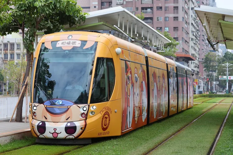 期間限定輕軌彩繪列車「柑橘號」，搭配「蜜柑站長」和「橘色惡魔」主視覺。觀光局提供