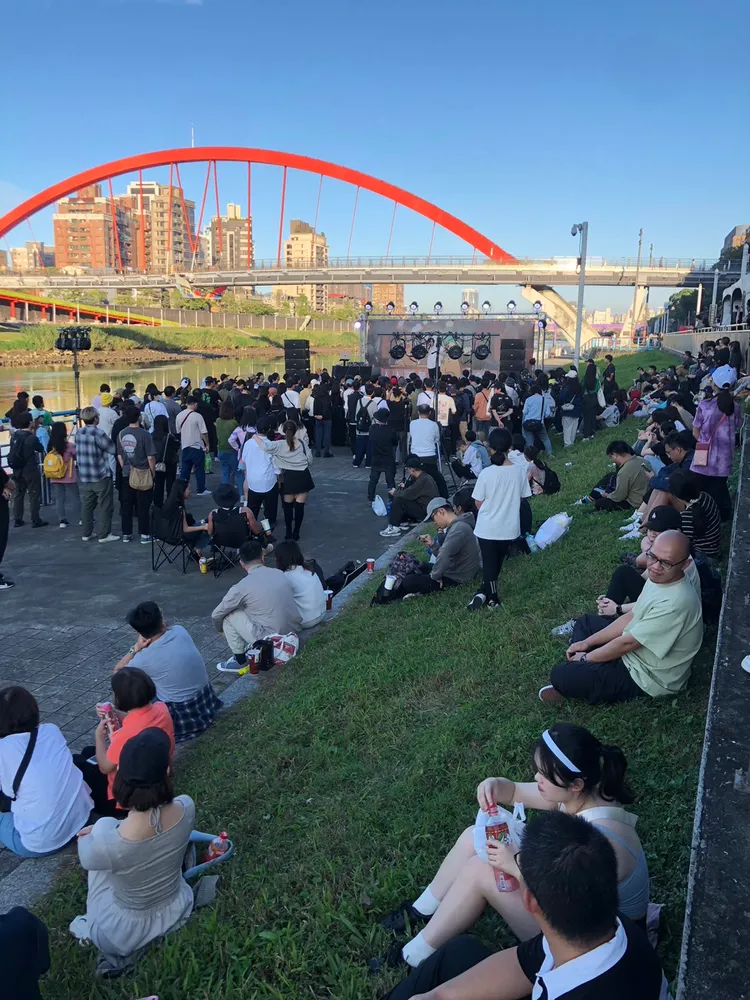 有網友在許淑華議員貼文下方分享現場照片並留言：「有去看下現場好多人很嗨！」翻攝許淑華Hsu Shu-Hua粉絲頁