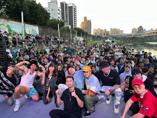 华姐政见｜圣诞暖身派对涌近千人嗨翻河滨　许淑华：年轻人需要舞台做自己！