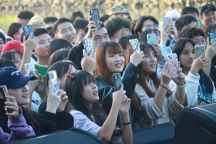 台北市議員許淑華10日出席於河濱公園舉辦的饒舌音樂盛會「人人過聖誕暖身派對」，現場近1000位年輕朋友們熱情參與。翻攝許淑華Hsu Shu-Hua粉絲頁