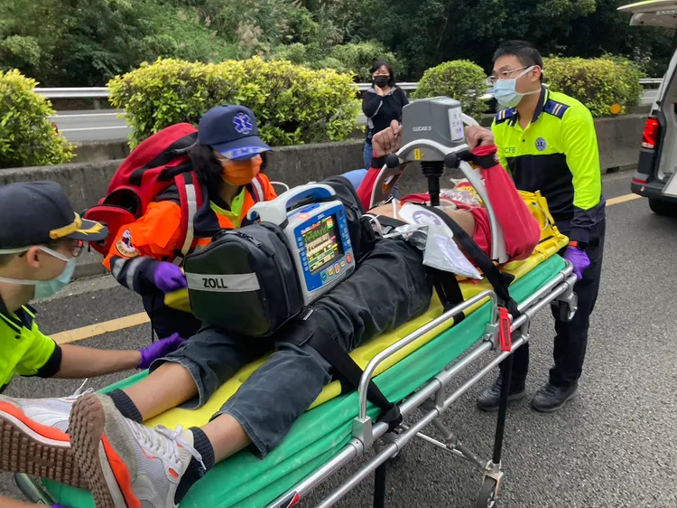 駕駛命危送醫搶救中。新竹縣消防局提供