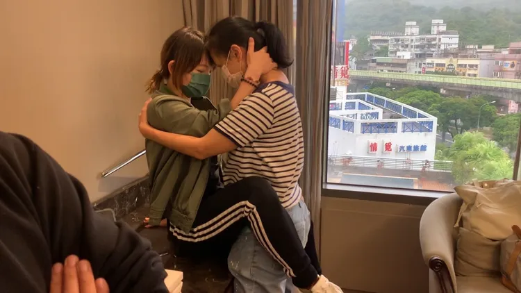 林微弋（左）和黃采儀動作示範。齊石提供