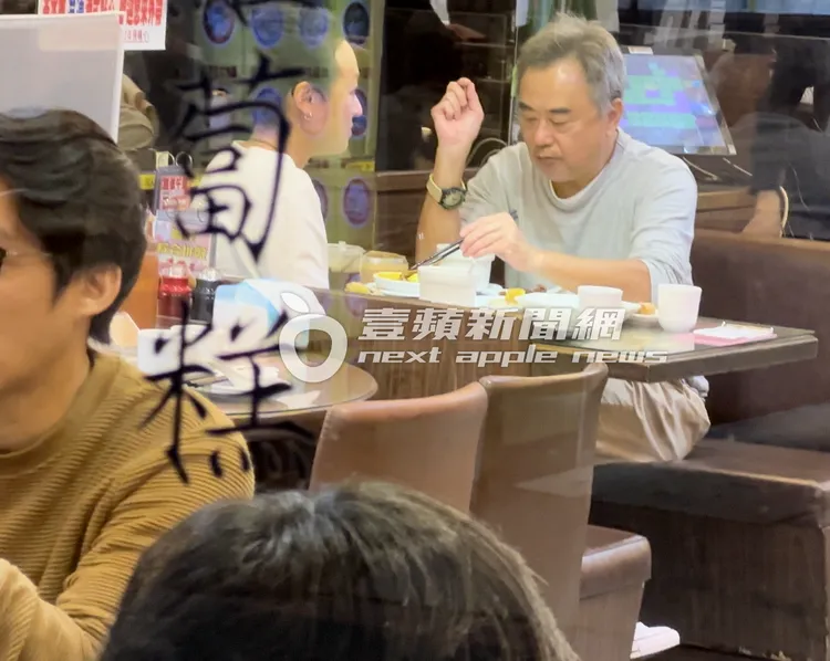 陳昇身旁有位小他至少20歲的美眉陪吃港式飲茶。特勤中心攝