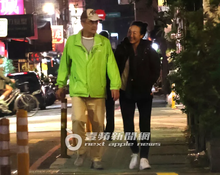 陳昇和「港菜妹」一路上有說有笑，一同返家。特勤中心攝