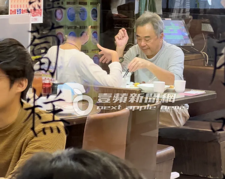 陳昇和「港菜妹」聊天互動猶如紅粉知己。特勤中心攝