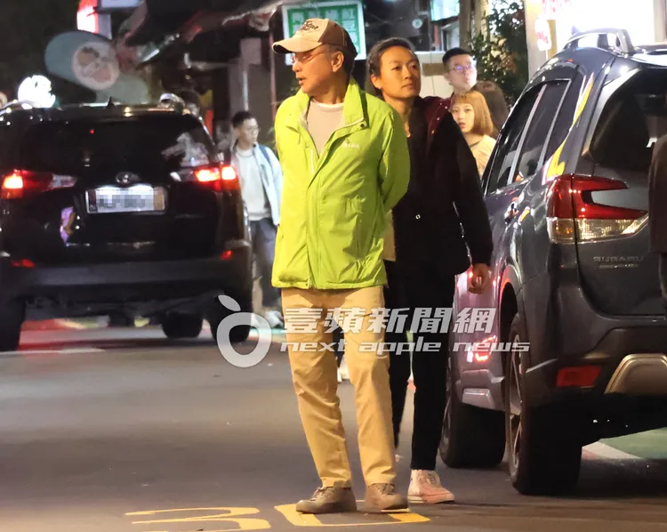 「港菜妹」除了陪陳昇吃飯，還跟陳昇一起散步逛街。特勤中心攝