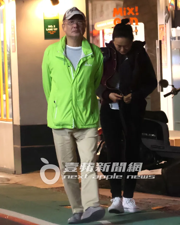 陳昇和「港菜妹」散步時靠很近。特勤中心攝