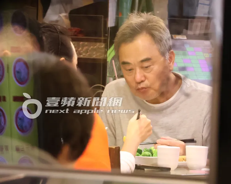 陳昇放空對於眼前的美食似乎非常滿意。特勤中心攝