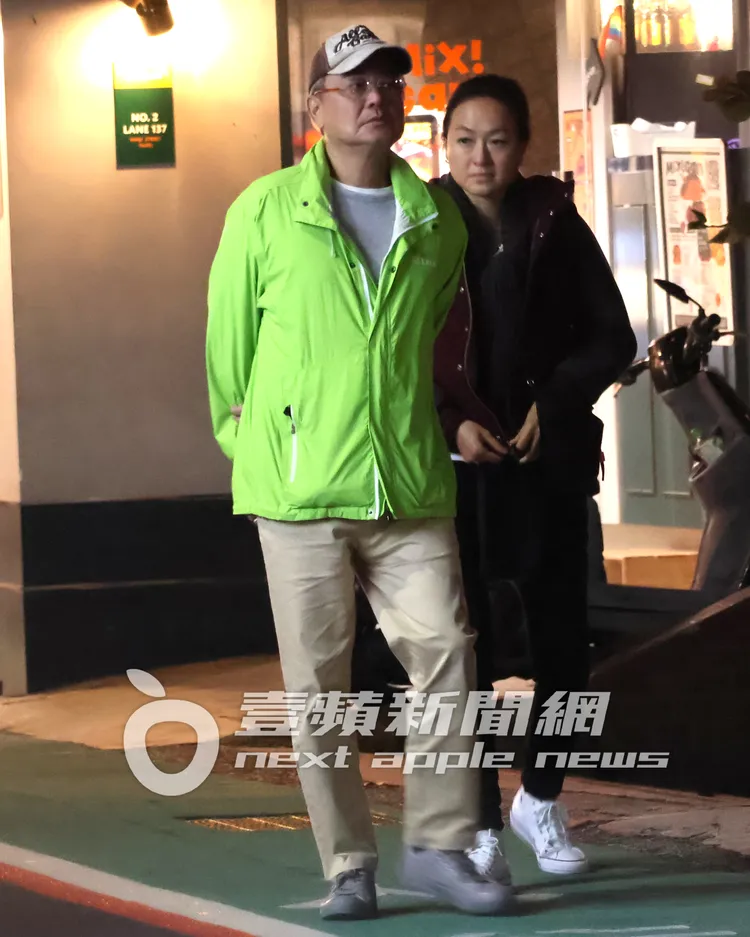 陳昇雖穿顯眼的綠色外套，但戴上眼鏡和帽子，反而沒有路人認出。特勤中心攝