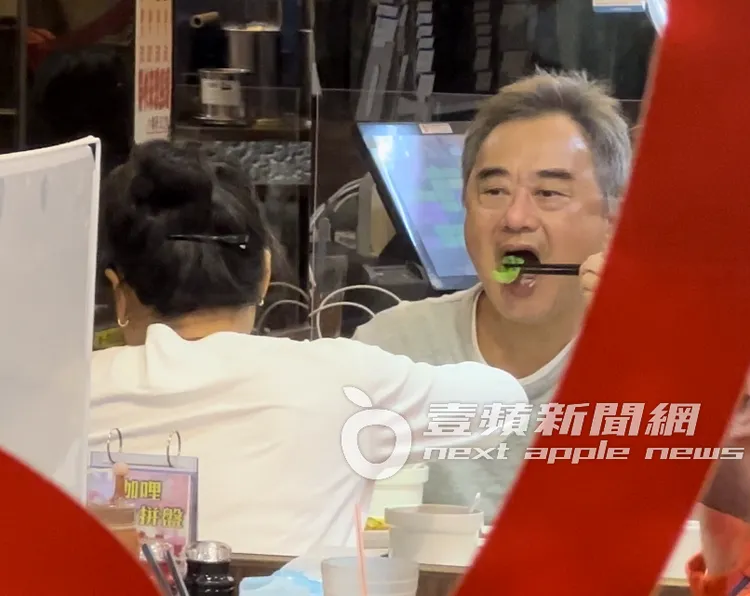 陳昇看來非常飢餓，不停將花椰菜往嘴裡送。特勤中心攝