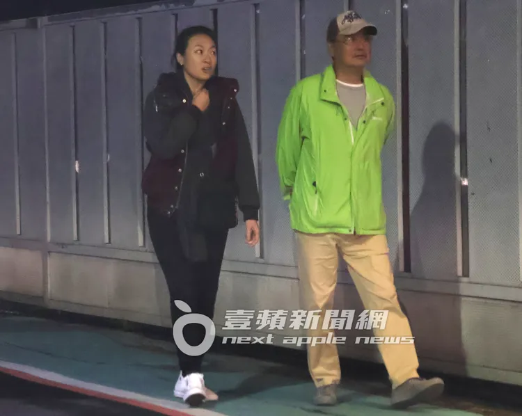 「港菜妹」一路配合陳昇的腳步，慢慢地散步看沿路建案物件。特勤中心攝