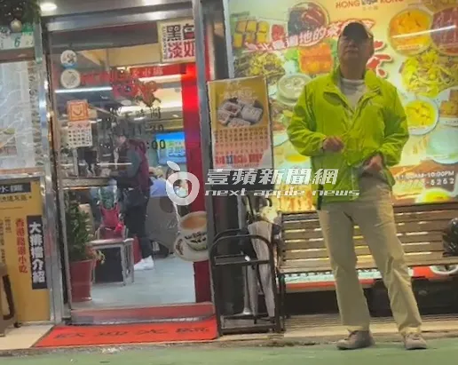 陳昇從胸口拿起老花眼鏡，用外套一角擦拭鏡片。特勤中心攝