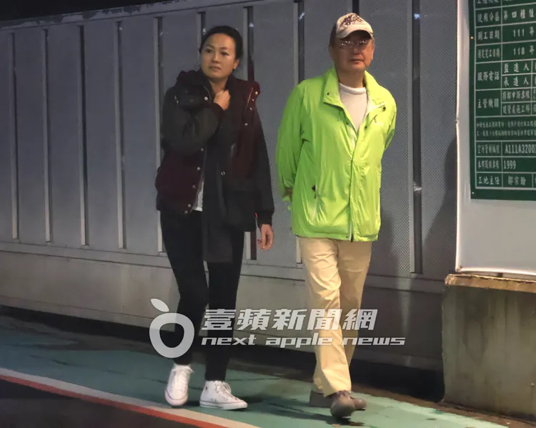 陳昇和「港菜妹」在路上看到不錯的建案，就會停下腳步討論。特勤中心攝