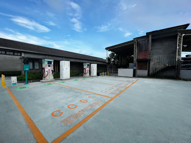 位於台東市區的台東糖廠站則設有2座180kW DC-DC快充樁，現場也提供Tesla原廠CCS1轉TPC轉接頭。業者提供