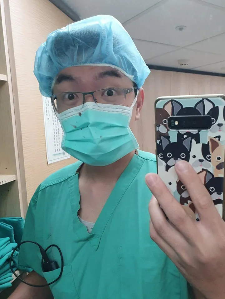 戴定恩無奈地說「不知道是血還是小蝌蚪，炸得我滿臉。」翻攝自戴定恩臉書