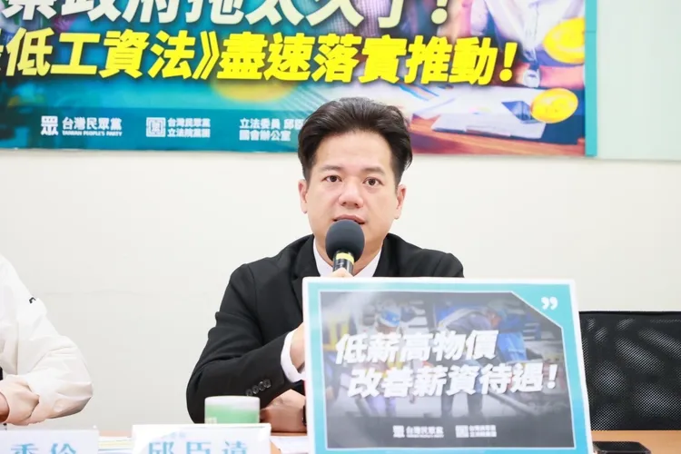 邱臣遠針對柯盈配民調低危機進行回應。民眾黨團提供