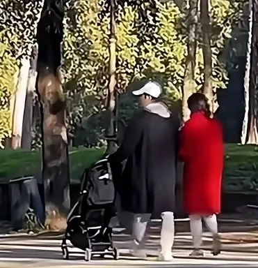 宋仲基在羅馬街頭推著嬰兒車與老婆一起散步。翻攝全是故事君微博