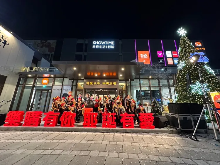 「岡山樂購廣場」上周舉辦聖誕節點燈，並捐10萬元給社福團體。 岡山樂購廣場提供