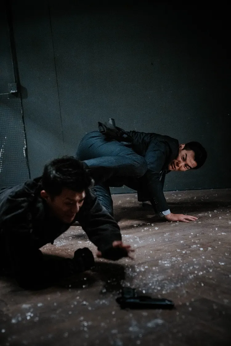 彭于晏拍動作戲遭玻璃割傷手。華映提供