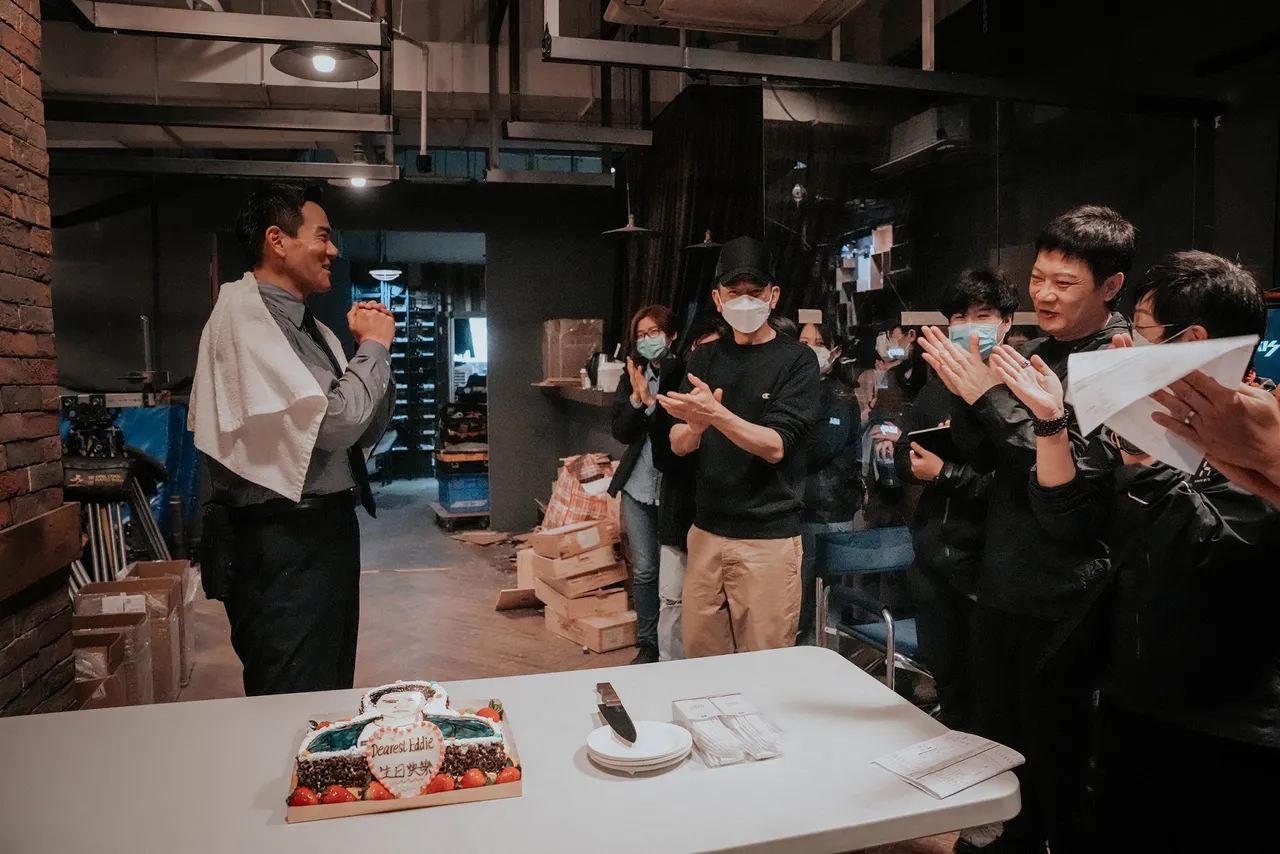 工作人員片場幫彭于晏慶生。華映提供