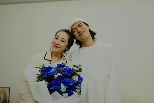 10年戀修成正果！林哲熹不等得獎了先求婚經紀人女友　跪地獻寶格麗大鑽戒