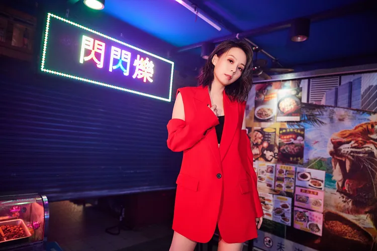 孫淑媚高唱《我要閃閃爍》。一直打不倒有限公司提供