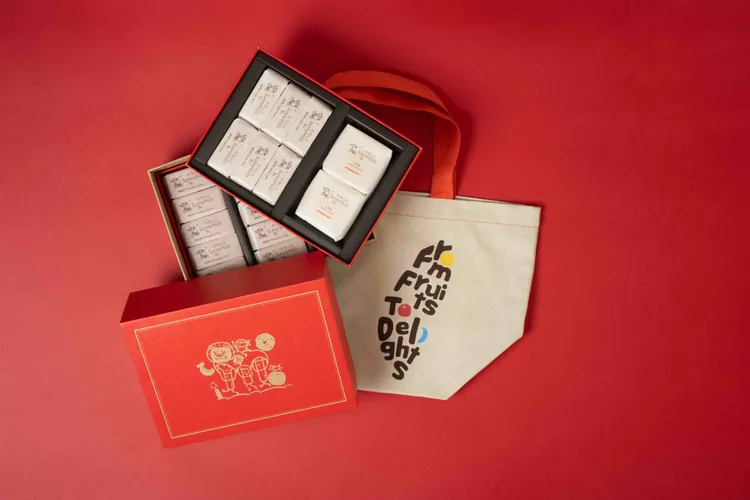 「微熱山丘」預購限定「新年雙層禮盒」，多樣水果甜點滿足不同喜好，每次分享都傳遞真切祝福。業者提供