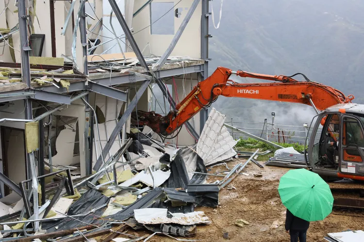 新竹縣府出動怪手強制拆除違建。新竹縣府提供