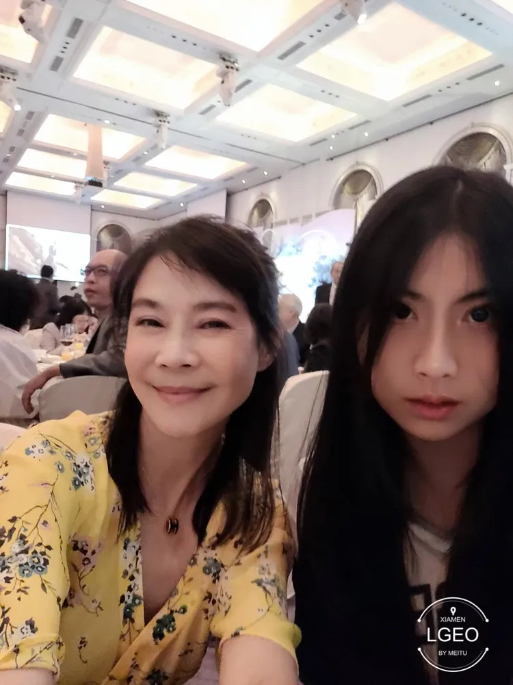 俞小凡（左）今年10月帶女兒去喝喜酒。翻攝俞小凡臉書