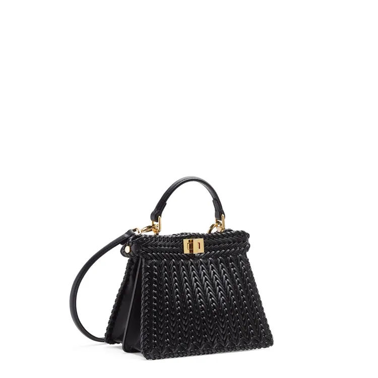 宋慧喬在形象照中選搭的牛皮編織Peekaboo ISeeU Petite，14萬7000元。品牌提供
